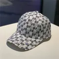 Dettaglio del berretto bianco con stampa monogramma BF nera e strass scintillanti fissati - Taglia Adulto (Regolabile) / Bianco