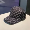 Dettaglio della griglia di strass e della stampa a lettere BF sul cappellino grigio - Taglia Adulto (Regolabile) / Nero e Grigio