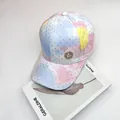 Gorra tie-dye con pedrería brillante y logo M de flores sobre libros de apoyo - Talla Adulto (Ajustable) / Blanco