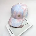 Gorra tie-dye con brillantes pedrería y logo M dorado sobre un fondo blanco minimalista - Talla Adulto (Ajustable) / Rosa