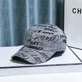 Dettaglio del cappello da baseball in rete con logo CORE in strass e motivi di lettere - Taglia Adulto (Regolabile) / Cachi