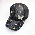Damen Baseballkappe aus schwarzer Spitze mit Schmetterling-Strass und Pailletten - Erwachsenengröße (Verstellbar) / Schwarz