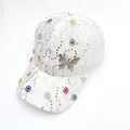 Weiße Spitzen-Baseballkappe mit Pailletten-Details und Strass-Schmetterlings-Dekor - Erwachsenengröße (Verstellbar) / Gebrochenes Weiß