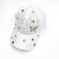 Weiße Spitzen-Baseballkappe mit Pailletten, bunten Strasssteinen und Schmetterlingsdekor - Erwachsenengröße (Verstellbar) / Weiß
