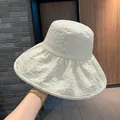 Λεπτομέρεια από λευκό δαντελωτό καπέλο με 3D λουλούδια και κομψό τελείωμα από πέρλες - M (56-58cm) / Μπεζ