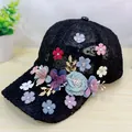 Gros plan détaillé sur casquette en dentelle avec fleurs en tissu faites à la main - Taille Adulte (Réglable) / Noir