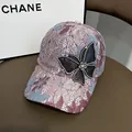 Détail de casquette en dentelle avec écusson papillon strass et texture en maille - Taille Adulte (Réglable) / Bordeaux
