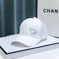 Detailansicht der weißen Spitzen-Baseballkappe mit Strass-Herz und Netzeinsatz - Erwachsenengröße (Verstellbar) / Weiß