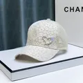 Details von Blumenstickereien und Perlenherz-Dekor auf beiger Baseballkappe - Erwachsenengröße (Verstellbar) / Beige