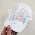 Gorra de sol transpirable de malla blanca con bordados florales 3D y lentejuelas de mujer - Talla Adulto (Ajustable) / Blanco (Nuevas Flores)