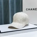 Modische Baseballkappe mit weißen Blumenbestickungen und Strasssteinen auf Beige - Erwachsene, Verstellbar / Beige