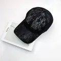 Berretto da baseball in pizzo nero da donna con motivi floreali dorati e visiera curva - Taglia Unica Regolabile / Nero