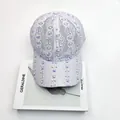 Détail de la casquette de baseball en dentelle violet clair ornée de strass brillants - Taille Adulte (Réglable) / Mauve Clair