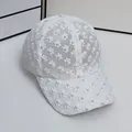 Dettaglio macro del cappellino in pizzo bianco con fiori 3D e decorazioni di perle - Taglia unica per adulti (Regolabile) / Bianco