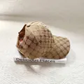 Detailansicht der Khaki-Jacquard-Sonnenkappe mit Buchstabenmuster und Öffnung für den Pferdeschwanz - Erwachsene, Verstellbar / Khaki (R Buchstabe)
