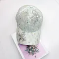 Detailansicht der hellgrünen Spitzen-Baseballkappe mit Schmetterlings-Pailletten und Steinen - Erwachsene, Verstellbar / Schmetterling Strass (A23145) / Hellgrün