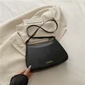 Bolso hobo minimalista de piel sintética negra mate con letras doradas y correa ajustable - Negro
