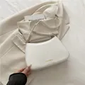 Elegante bolso hobo blanco de media luna en cuero liso con letras doradas - Blanco