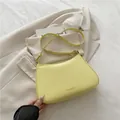 Bolso bandolera minimalista amarillo claro con estampado FASHION y correa de cuero - Amarillo