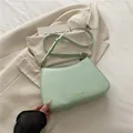 Bolso hobo minimalista verde menta en ecocuero con letras fashion doradas impresas - Verde