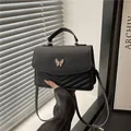 Sac bandoulière rétro noir avec motif matelassé en V et fermoir papillon doré - Noir