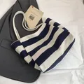 Grande borsa tote in tela a righe blu navy e beige con spalline lunghe per uso quotidiano - Blu