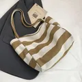 Borsa tote in tela a righe marroni con doppi spallacci in un ambiente minimalista - Cachi