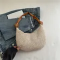 Schicke cremefarbene Stroh-Hobo-Tasche mit braunem Ledergriff und Knoten-Detail - Braun