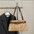 Borsa tote retrò in camoscio kaki con cinturino in pelle marrone e fibbia d'argento - Kaki