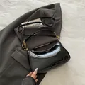 Sac sous le bras chic en cuir verni noir avec détail de bandoulière dorée - Noir