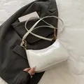 Sac bandoulière blanc brillant avec chaîne dorée et sangle réglable pour l'été - Blanc