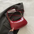 Sac sous le bras chic en cuir verni rouge avec chaîne dorée et silhouette lune - Rouge