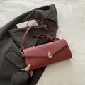 Sac pochette bordeaux en cuir tressé avec fermoir goutte doré et bandoulière - Rouge
