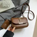 Borsa a sella vintage in pelle marrone con fibbia dorata e portamonete abbinato - Marrone