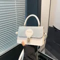 Bolso bandolera blanco de moda con brillantes de imitación y cierre de metal giratorio - Plateado
