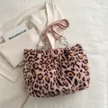 Roze luipaardprint imitatiebont draagtas met zilveren ketting op neutrale achtergrond - Roze