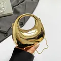 Bolso bandolera de media luna dorado metalizado con acabado brillante y asa de aro - Dorado