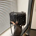 Schicke schwarze gesteppte Box-Handtasche mit silbernen Nieten und Rosenanhänger - Schwarz