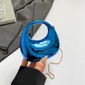 Bolso azul Klein brillante con acabado espejo y elegante cadena dorada para mujer - Azul