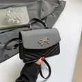 Sac bandoulière gris avec nœud doré et matelassage en V pour femmes modernes - Noir