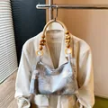 Sac fourre-tout en toile bleu clair à motif floral avec anses tissées et perles - Bleu