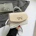 Sac bandoulière chic blanc crème avec texture tissée et détail nœud doré en décor style - Blanc