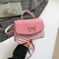 Sac bandoulière rose en similicuir surpiqué en V avec boucle nœud en métal doré - Rose