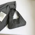 Bolso de hombro minimalista gris oscuro en forma de luna con textura mate vintage - Negro