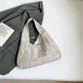 Bolso hobo plisado gris beige con costuras de paneles y cremallera triangular plateada - Gris claro