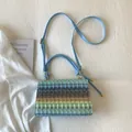 Borsa a tracolla intrecciata arcobaleno con strisce blu e dettagli dorati - Azzurro
