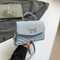 Sac bandoulière bleu clair avec nœud papillon, matelassage en V et détails dorés - Bleu