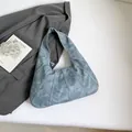 Bolso hobo azul elegante con textura de cuero plisado y detalle metálico moderno - Azul