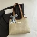 Beige geflochtene Strohtasche mit braunen Lederriemen und bedrucktem Paris-Seidenschal - Braun