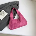 Bolso hobo fucsia de gamuza con costuras radiales y tirador de cremallera triangular - Rosa